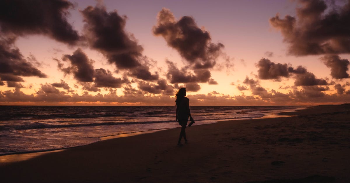 10-hour layover in Nairobi (NBO) - Mujer caminando playa 