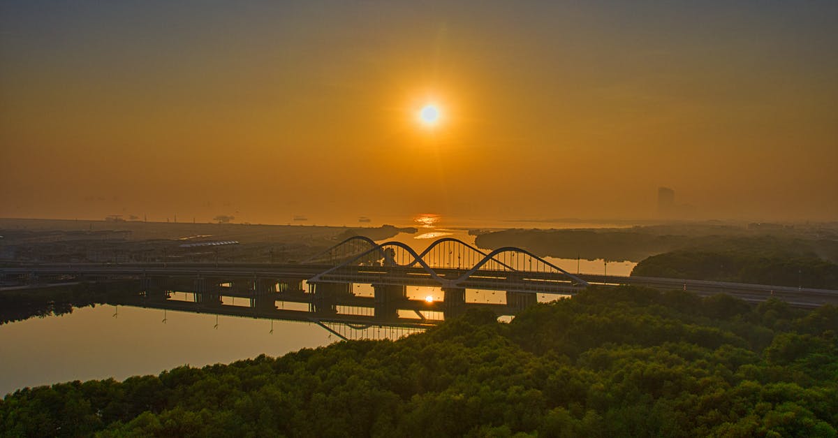 1 hour connection in Newark - Photo of Bridge During Golden Hour