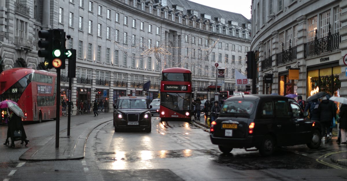 4 people in a cab in London? Is that allowed? - Photo of Picadilly Circus After Rain 