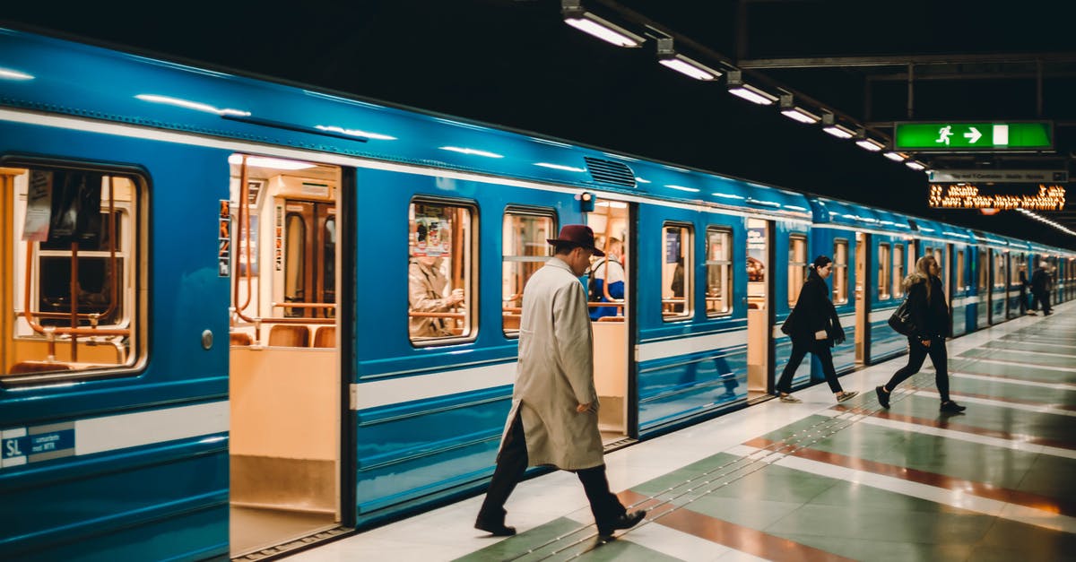 Access to Midosuji line platforms with luggage - Metro station with passengers on platform