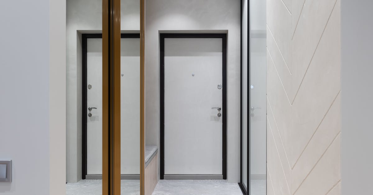 Accommodation close to Hong Kong International Airport - Modern hallway with mirror walls and white door