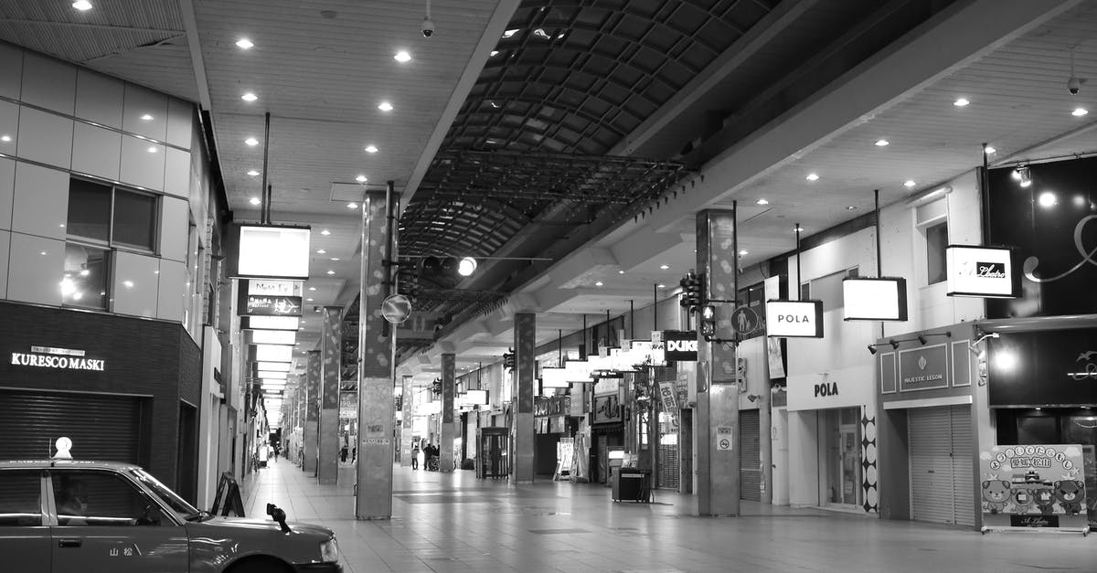 Are there any pre-check-in shops at Mumbai Airport? - Hallway with Shops on Both Sides 