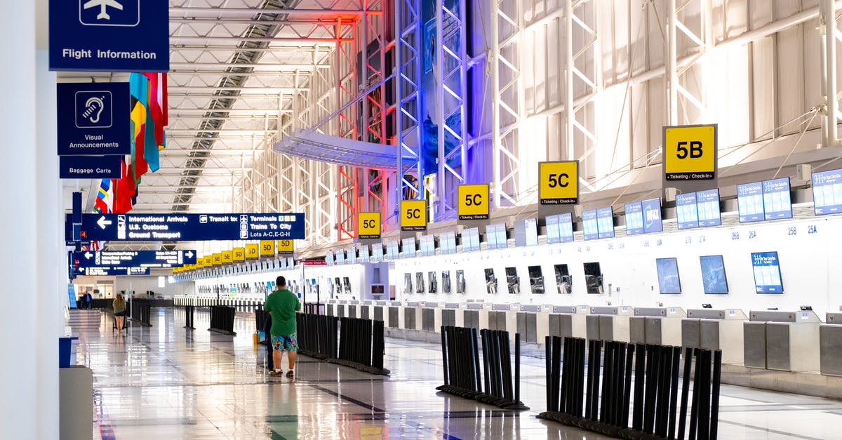 Baggage wrapping facilities at Chicago O'Hare airport - Airport