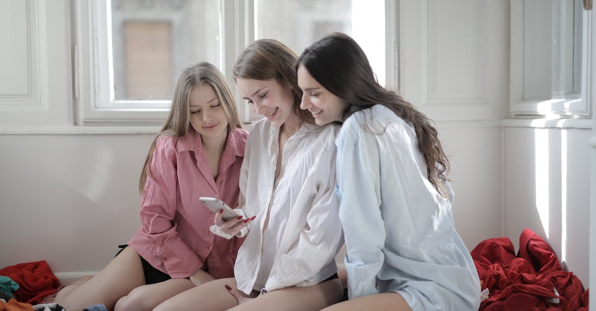 Best practice for using the SAS EuroBonus program as a family - Group of young women browsing smartphone together in messy room