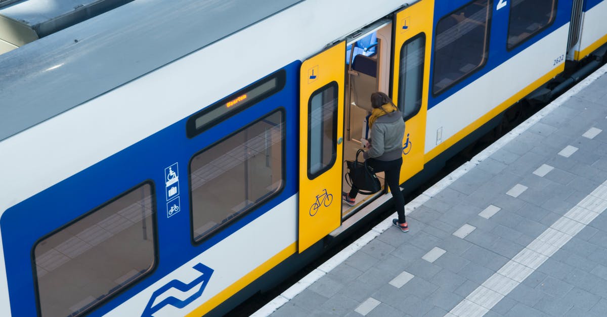 Boarding Point in train [duplicate] - Passenger boarding a Train 