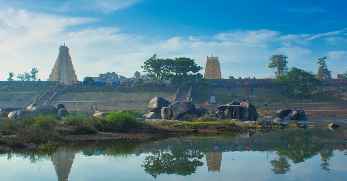 Bouldering guide for Hampi (India) - Brown Temples Under the Blue Sky