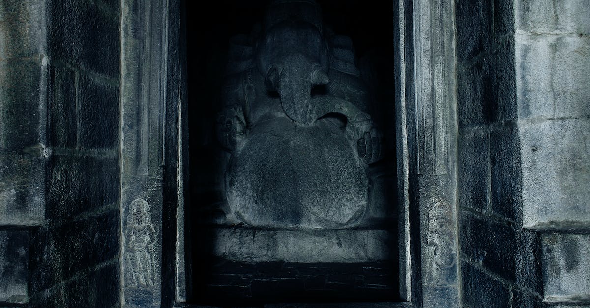 Bouldering guide for Hampi (India) - Old stone sculpture of ancient god