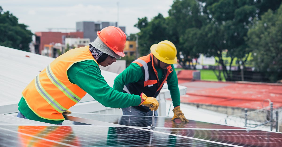 Business/services reviews site for Colombia - Solar Technicians Installing Solar Panels
