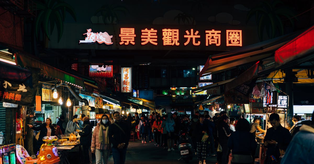 Buying photographic equipment in Taipei - People at a Night Market