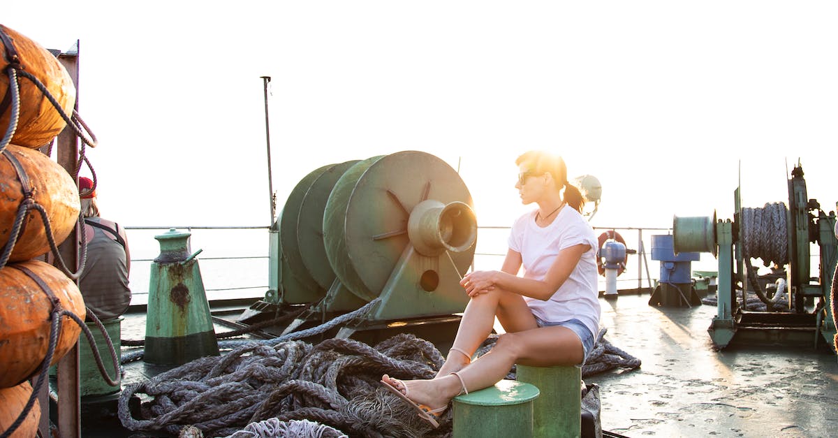 Can a pregnant woman travel on a cruise ship without restriction? - Full body of unrecognizable female in summer clothes relaxing on deck of huge vessel and looking away