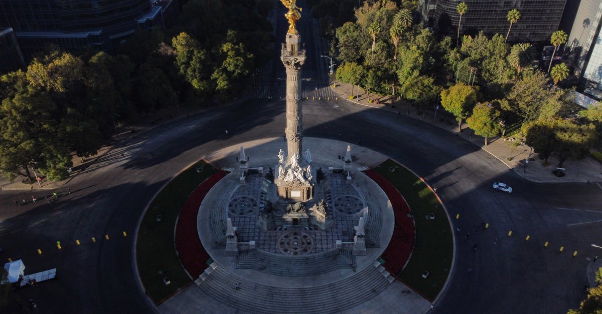 Can a temporary Dutch resident enter Mexico without a visa? - Gold Statue on the Center of the Road