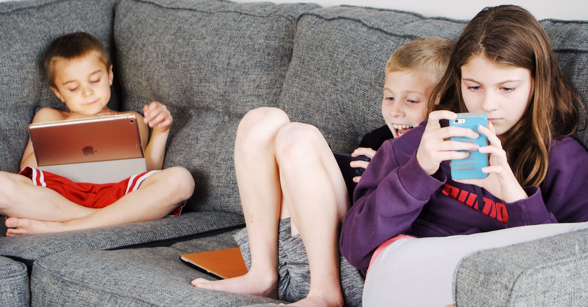 Can Westerners use the free Wi-Fi at Guangzhou international airport? - Positive barefoot children in casual wear resting together on cozy couch and browsing tablets and smartphones