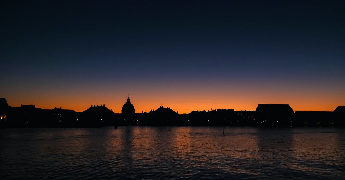 Change flights in Copenhagen in 1 hour with checked baggage? - Silhouette of Buildings