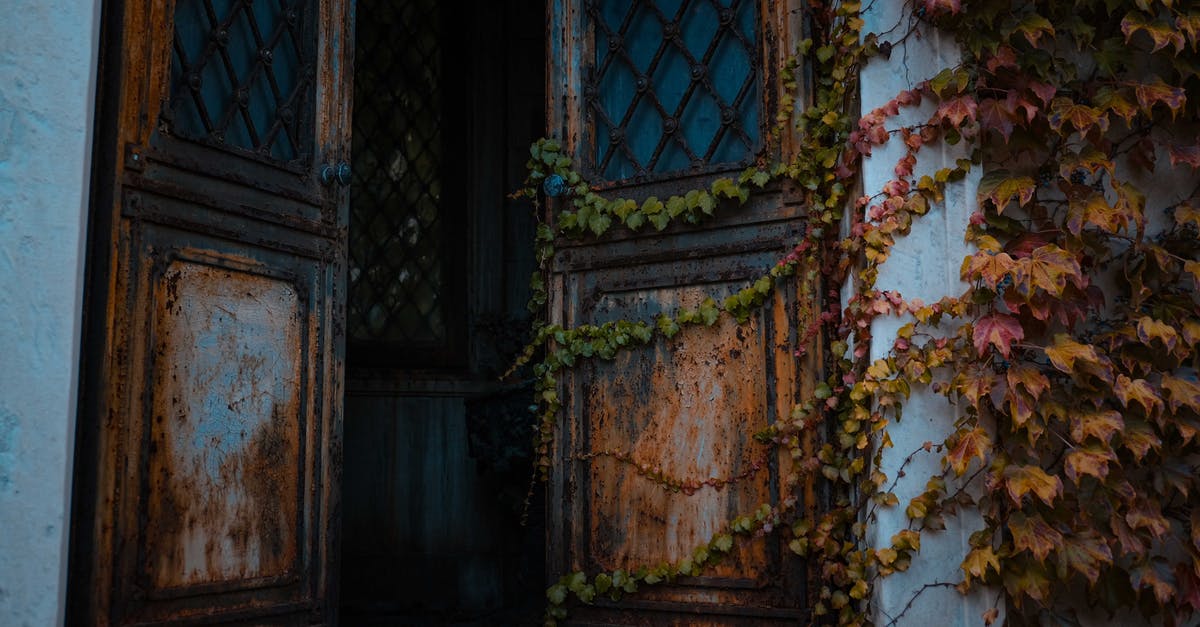 Chinese multiple entry Visa in-out options for Pakistan? - Old shabby entrance with opened rusty door