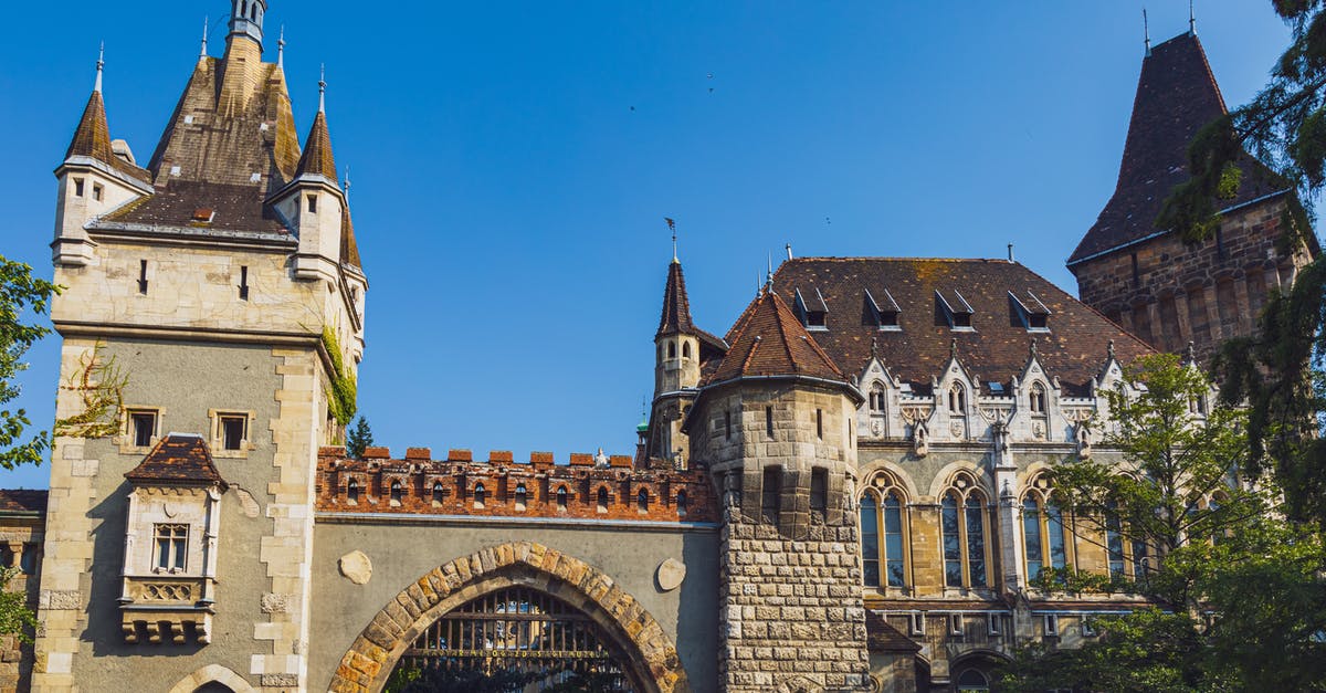 Could I reach Ichkeul national park with public transportation? - Old castle with arched passage and tower