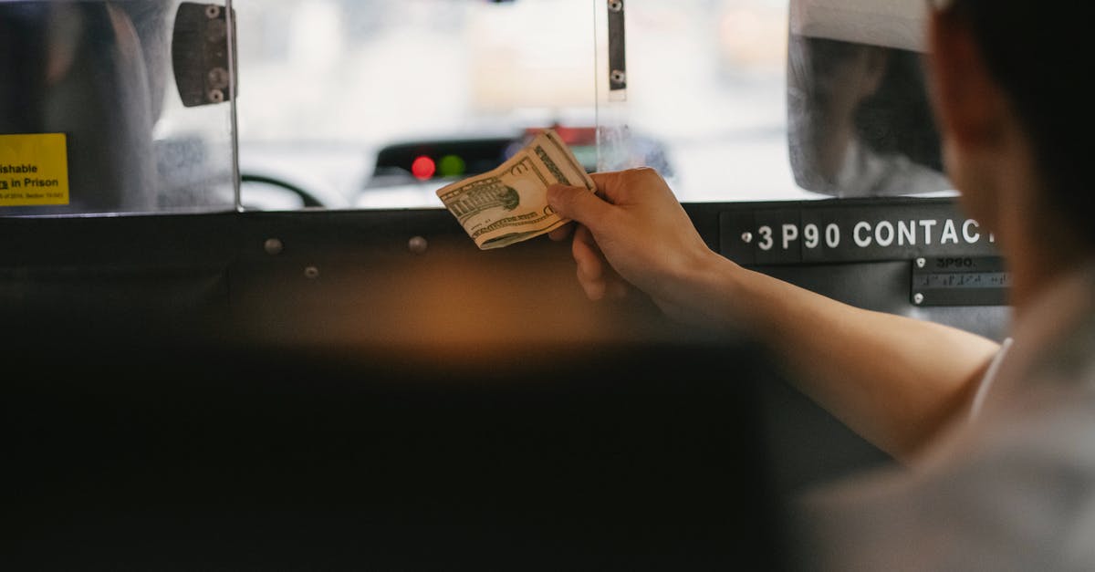 Crossing the US-Canada border by car through visitor visa - Customer paying for taxi service in dollars