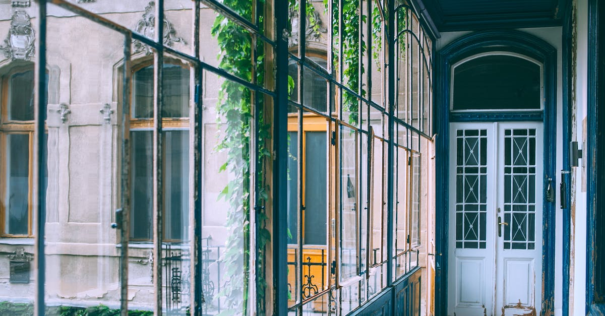 Denial of entry - declare or not declare? - Entrance of old building with glass wall