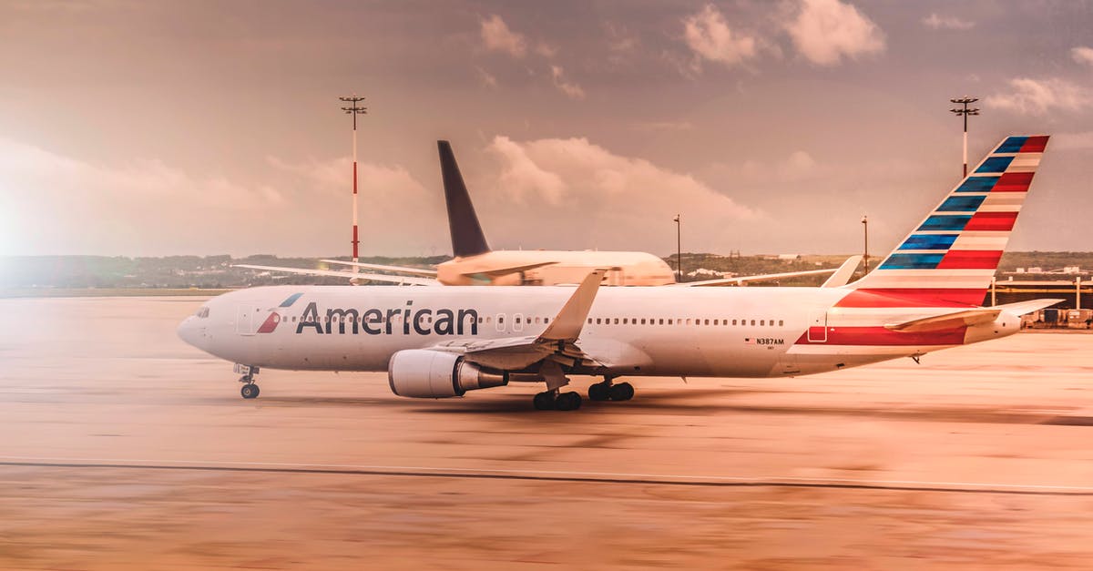 Difference between Airbus and Boeing planes, width for economy seats - White American Airplane Parked on Airport