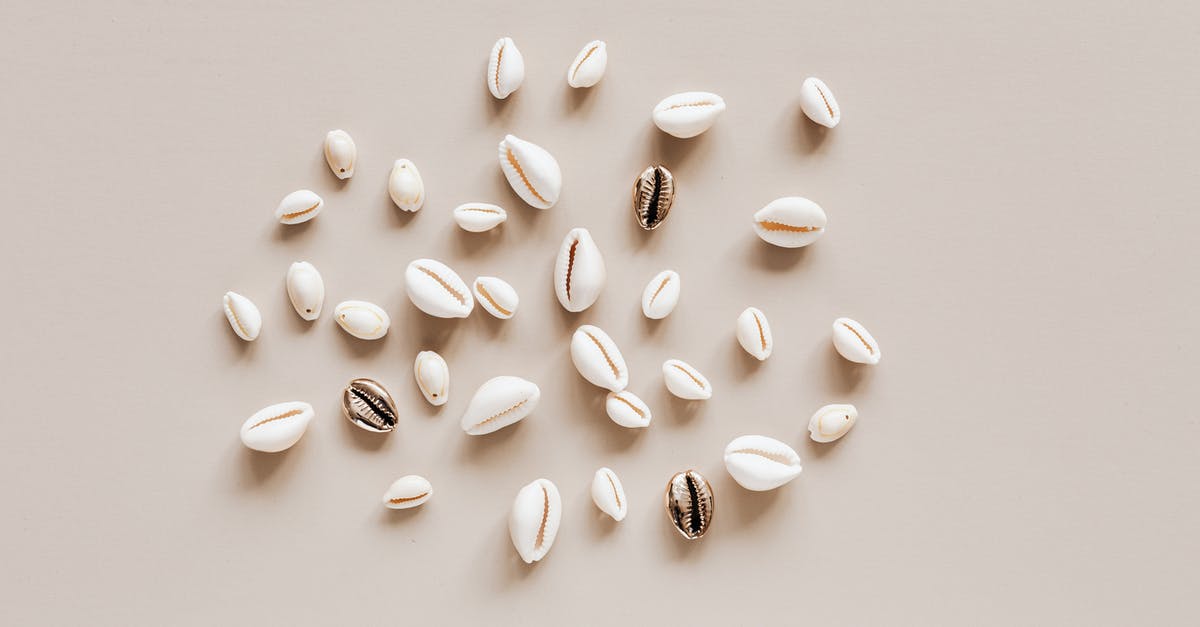 Different airlines, same destination, leave about the same time... why? - Composition of different conchs on beige table