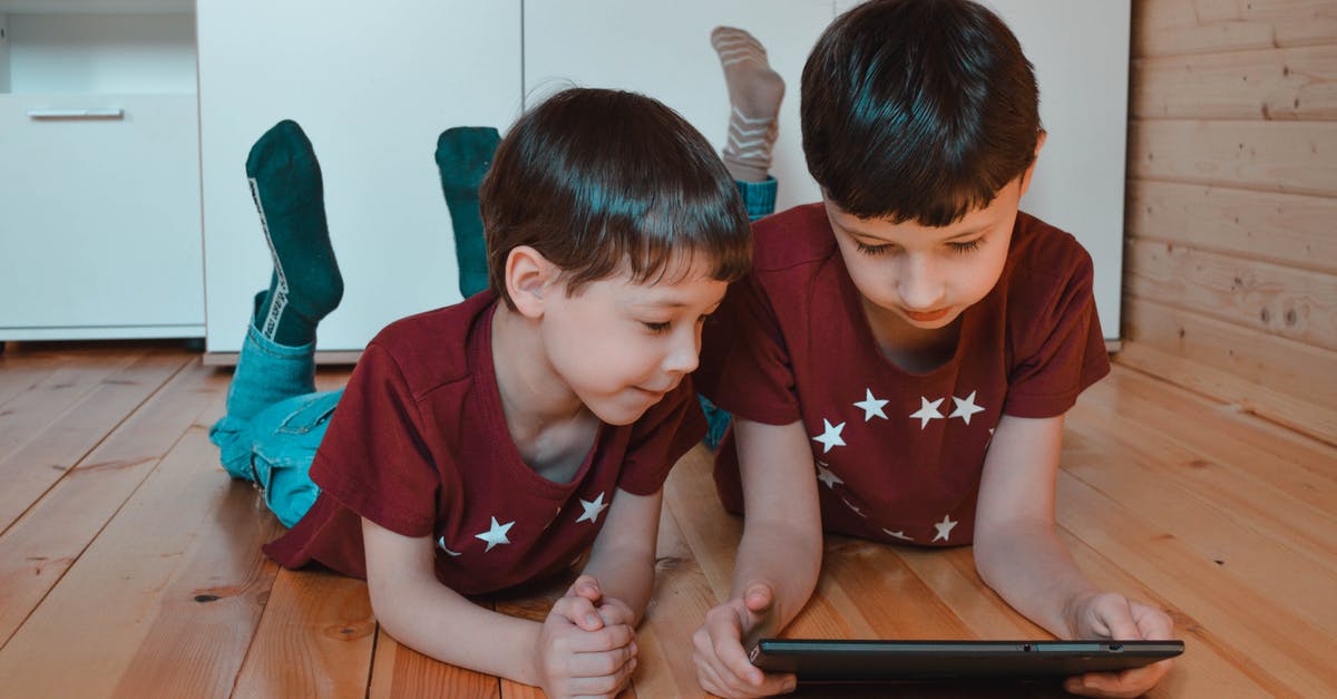 Different airlines, same destination, leave about the same time... why? - Cute siblings using tablet together at home