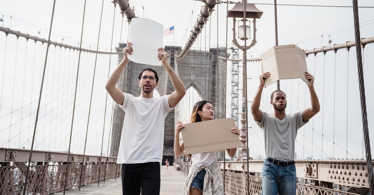 Entry to USA after previous denial - Protesters at the Brooklyn Bridge