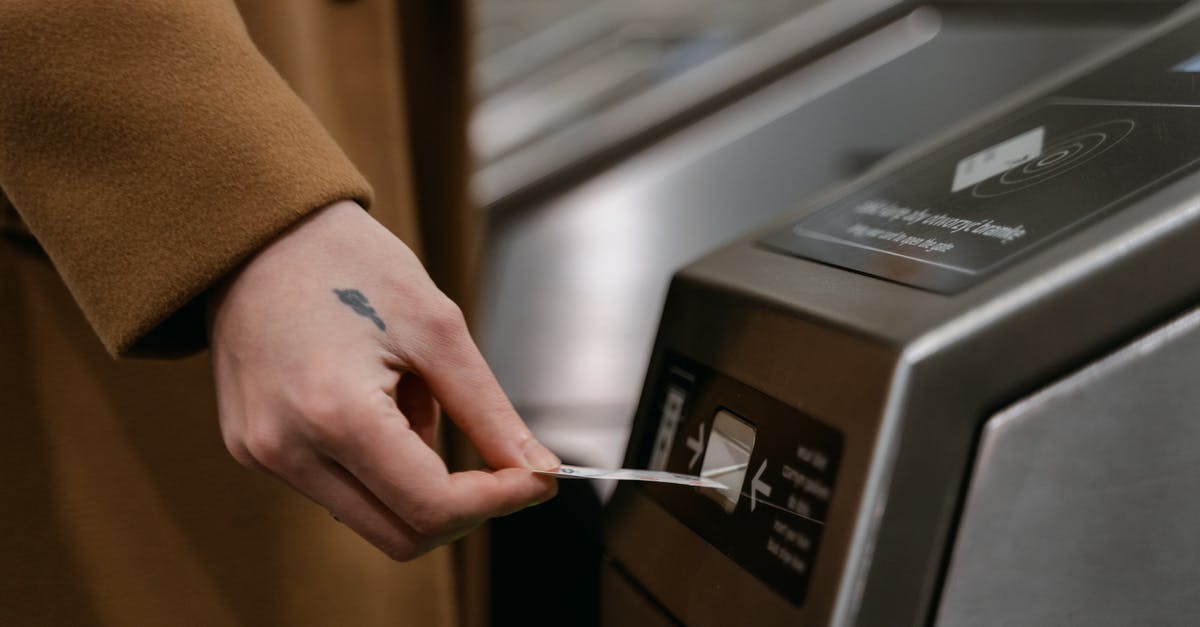 Frankfurt Card 1-Day Ticket - 24hrs or 00:00-23:59? - A Person Inserting a Ticket