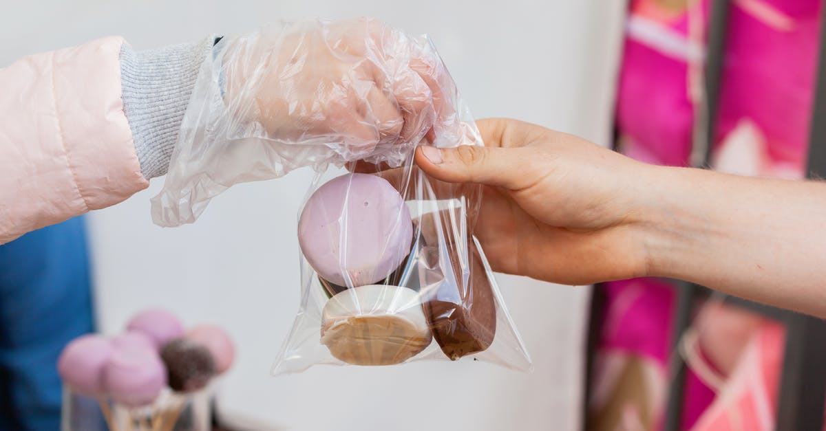 Getting around the Wengen/Grindelwald/Jungfrau region - Photo of a Person Getting a Plastic with Cookies