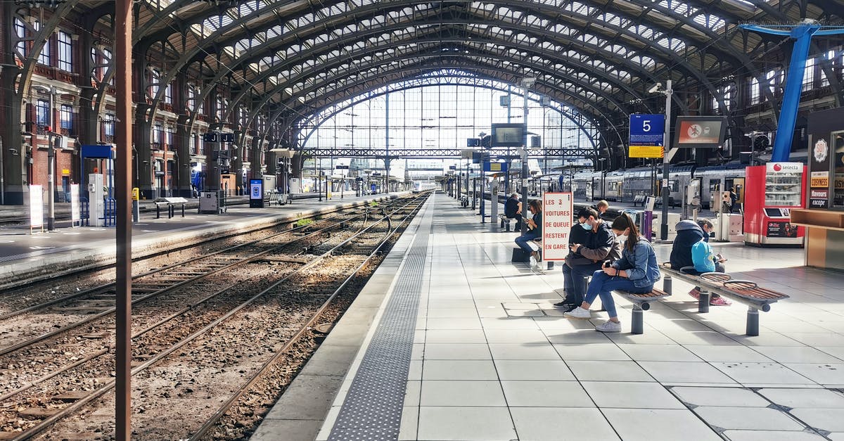 Having a Skype (video/voice) in public in Paris - People Waiting on Train Station