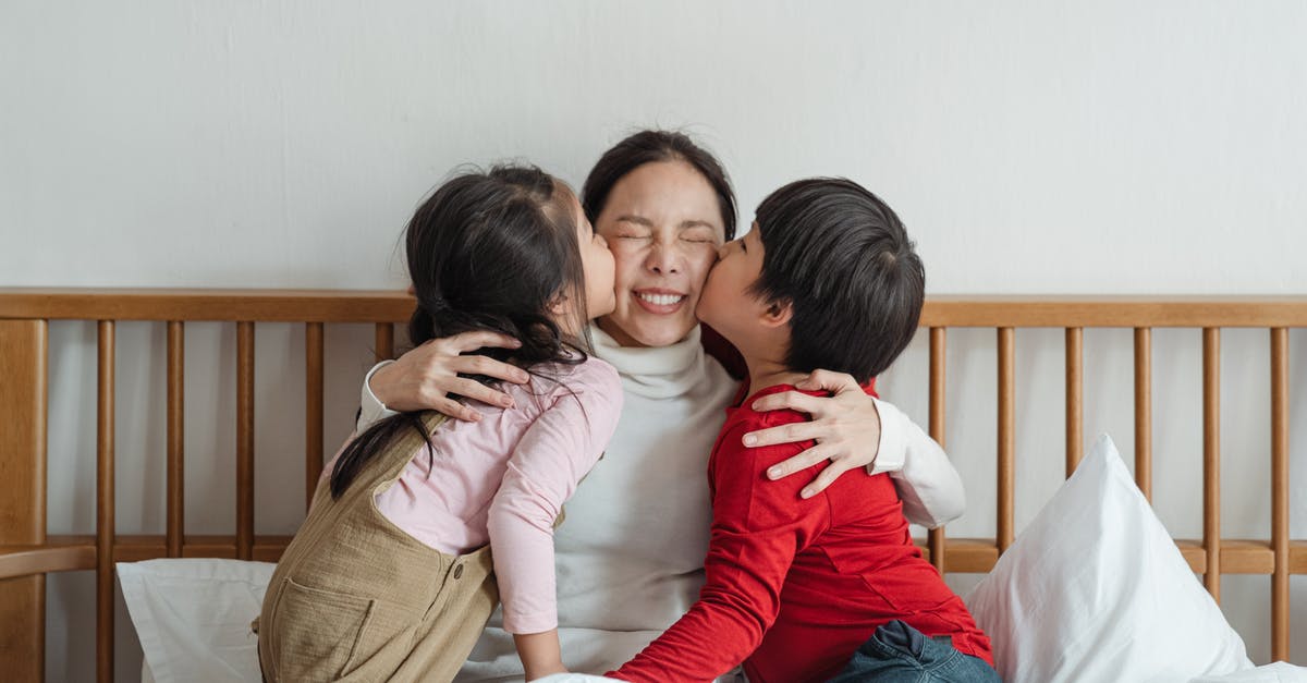 How do family members earn points in Qantas Frequent Flyer? - Photo of Kids Kissing Their Mother