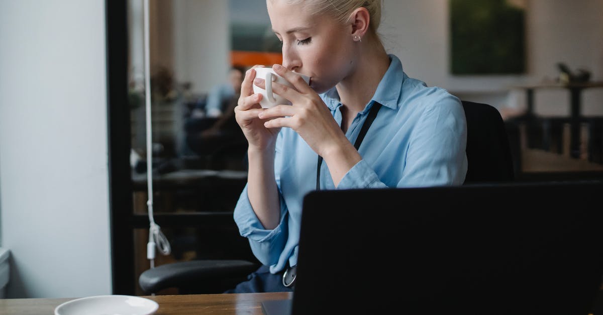 How manageable are <15 min connection times in Frankfurt Hbf? - Female worker drinking coffee at table in office