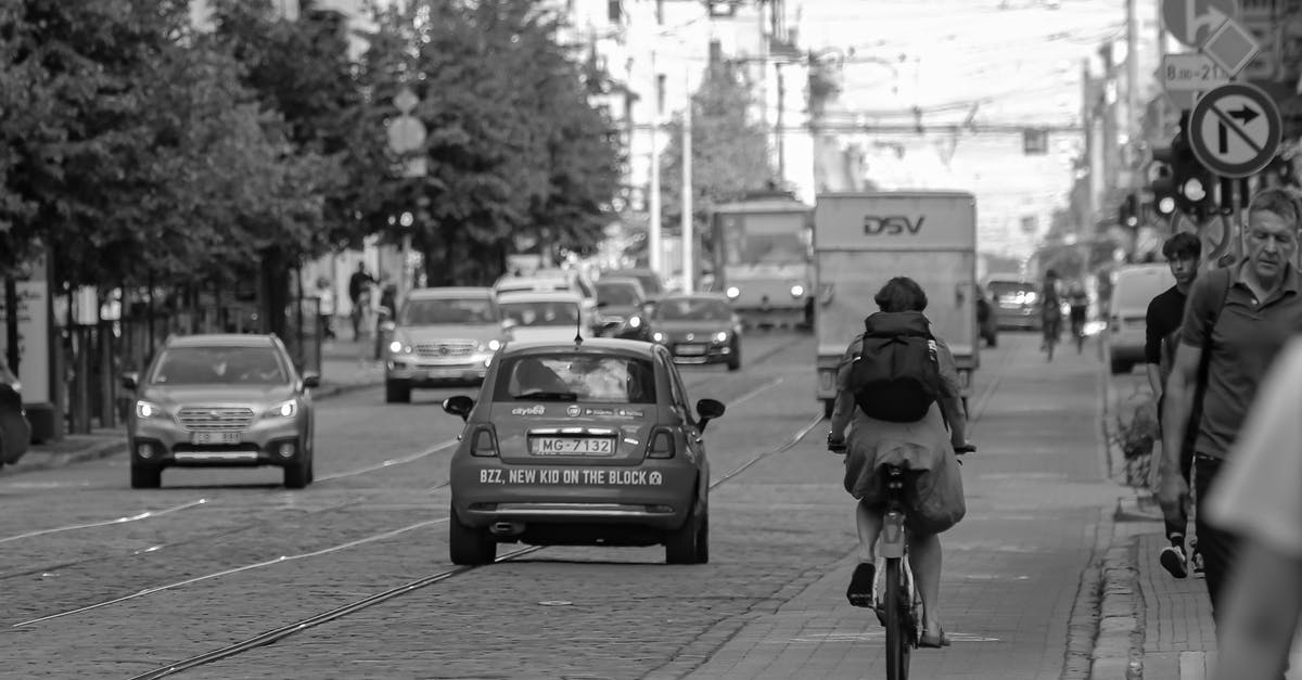 How many cars/day pass over route F35 Kjölur in September? - Busy city road with moving cars and pedestrians on sidewalk