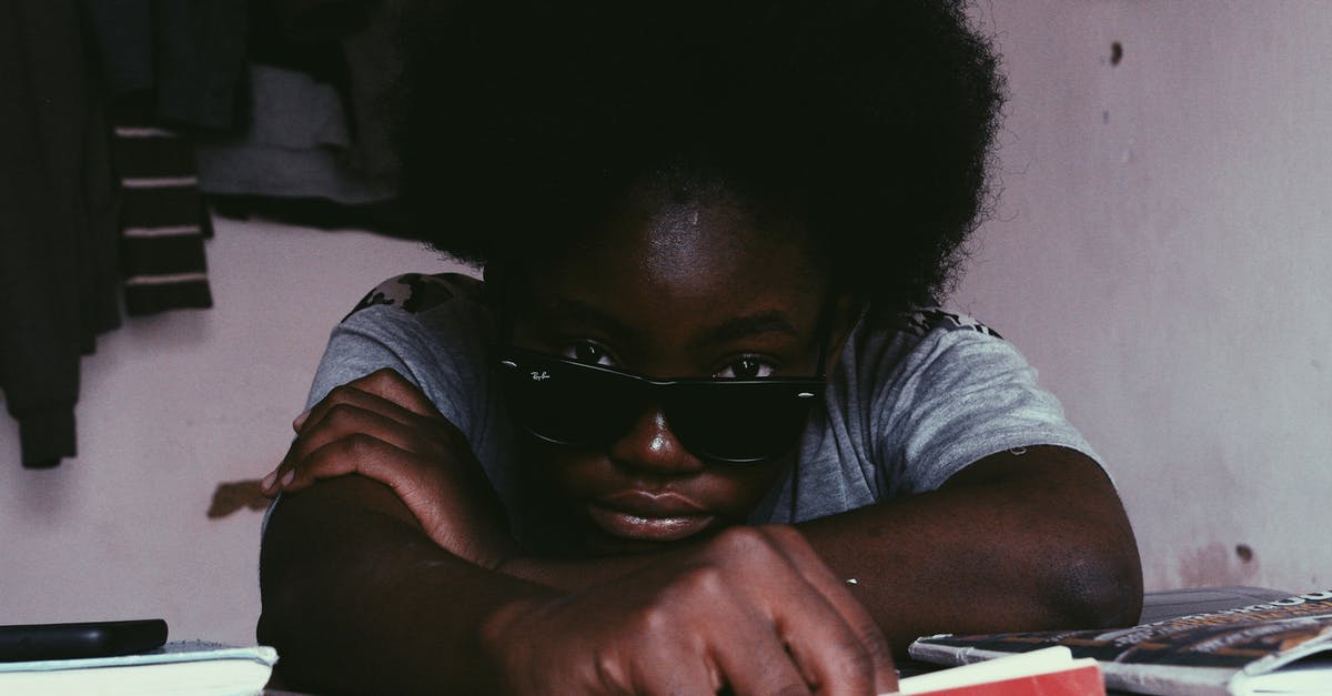 How reliable is the booking site Trazy? - Black woman in sunglasses lying on hands and looking at camera