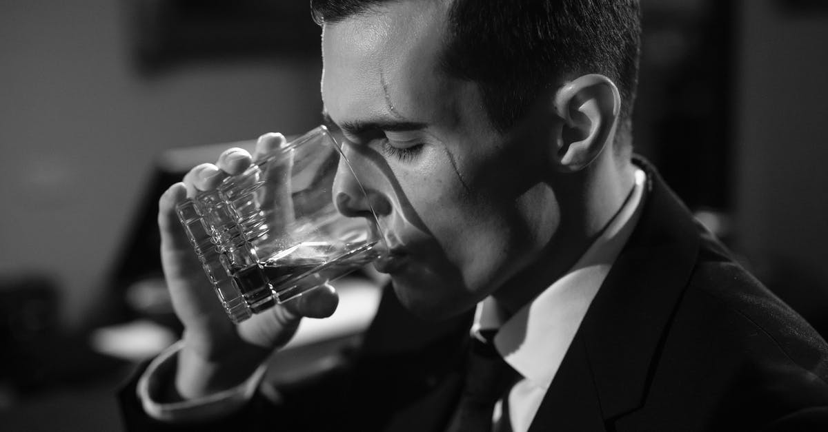 How to assess whether a restaurant is good on the spot? - Close-Up Photo of Man Drinking Whiskey