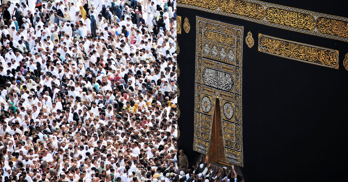 How to calculate when Ramadan finishes? - Photo Of People Gathering Near Kaaba, Mecca, Saudi Arabia