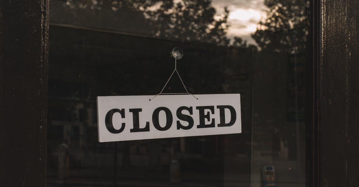 Information on board (airplane) [closed] - Closed sign on shop glass door