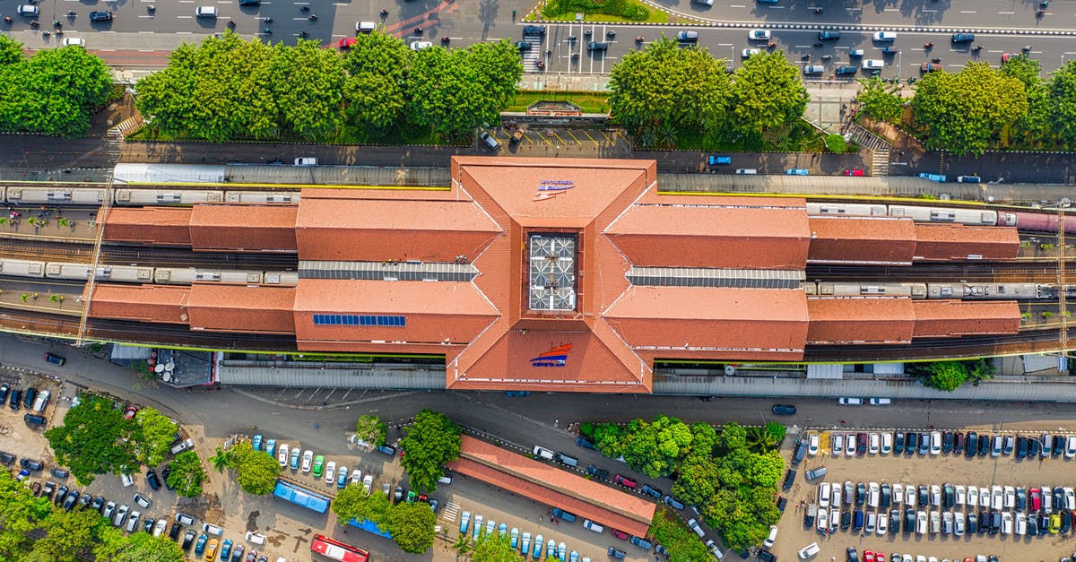 Is Colmar's railway station next to the city center? - Cars on Park