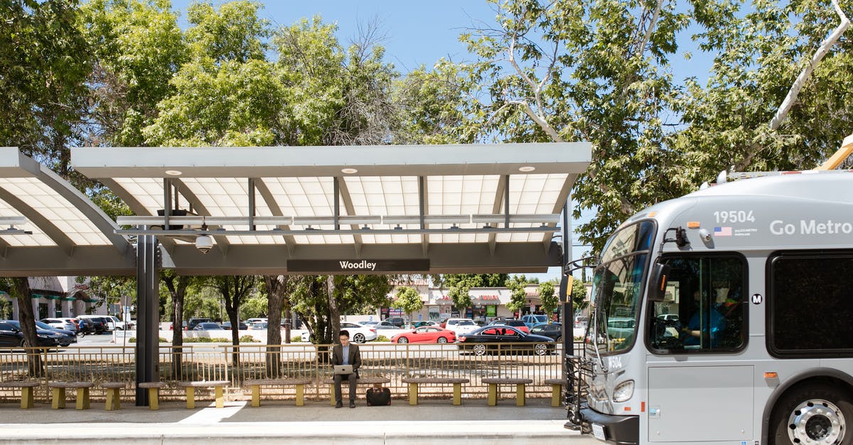 Is the bus Turin → Verbania working in 2018? - Man Working on a Bus Stop