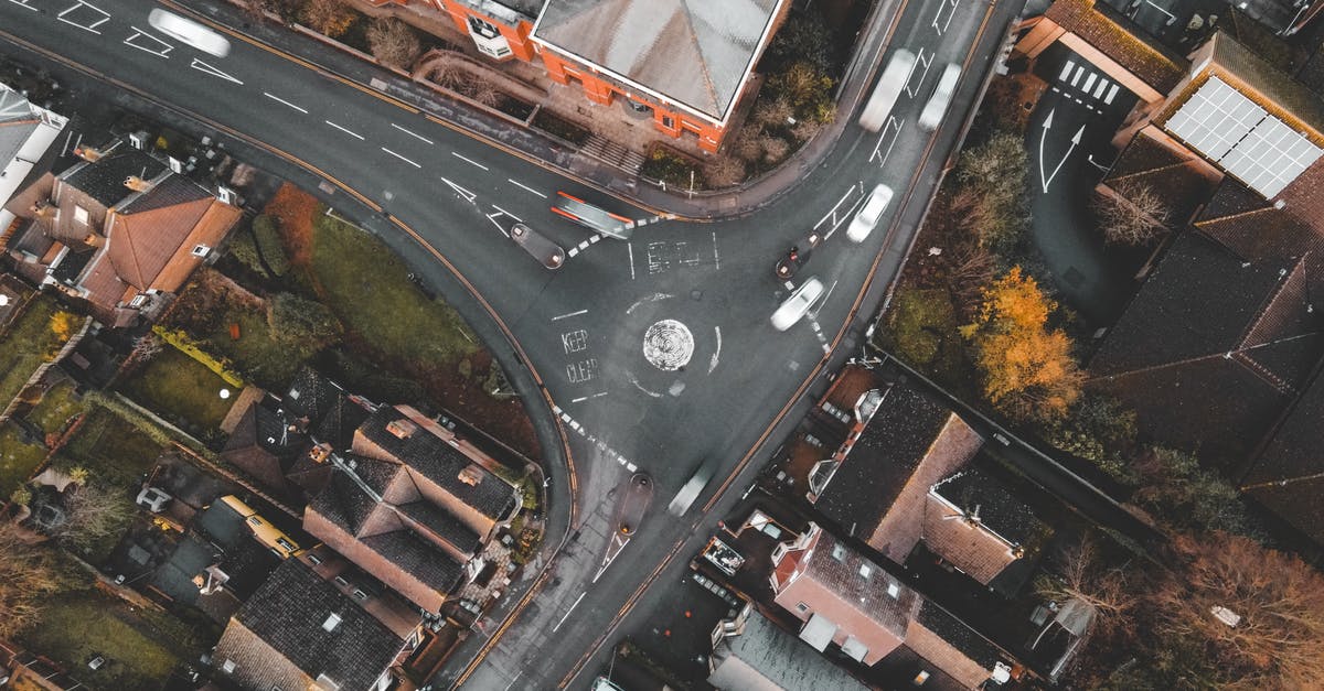 Is there a major car rental company in the U.S. that also rents roof top cargo box? - Roads with vehicles near buildings and autumn trees in city Is there a major car rental company in the U.S. that also rents roof top cargo box? - Roads with vehicles near buildings and autumn trees in city