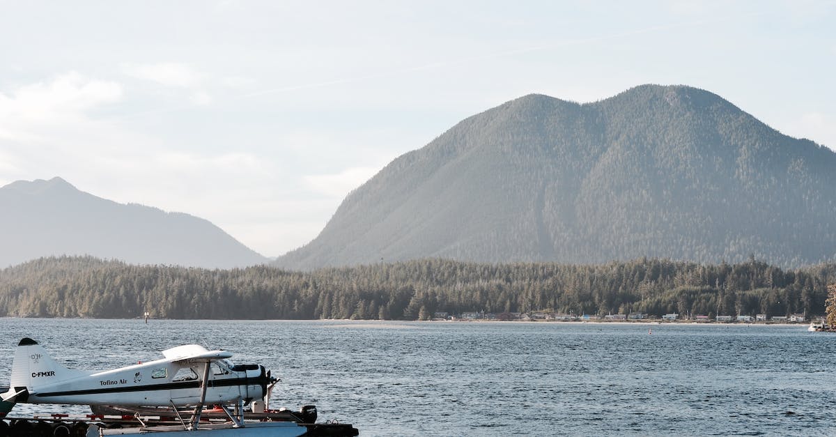 Is there an aircraft hostel in Canada or USA? - Seaplane near an Island