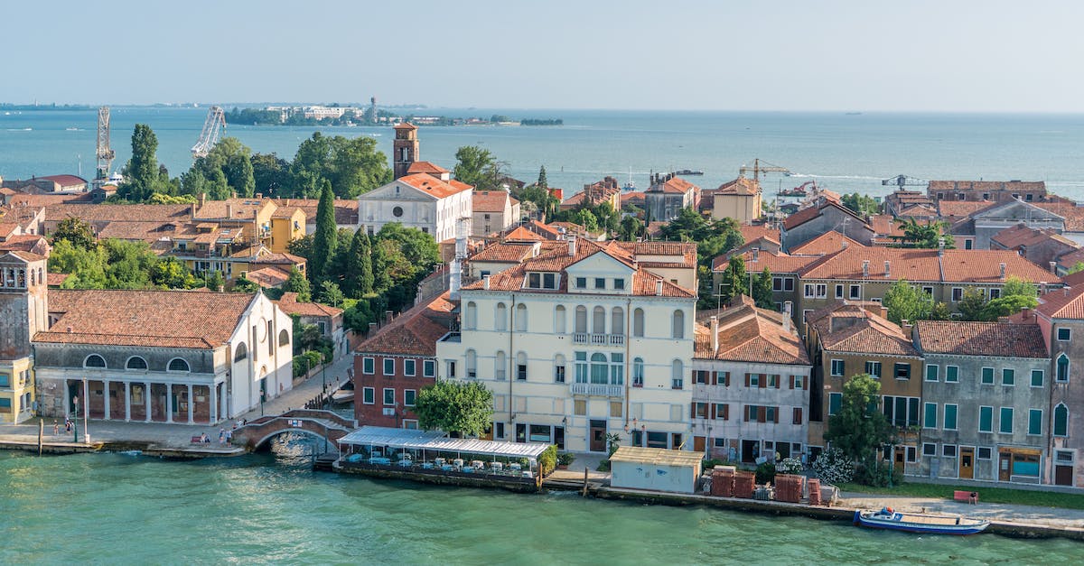 Is there any bus from Bergamo to Venezia (Italy)? - White and Brown High Rise Building Near Body of Water