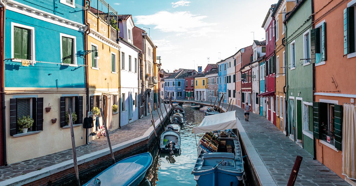 Is there any bus from Bergamo to Venezia (Italy)? - Blue Boat on River Between Buildings