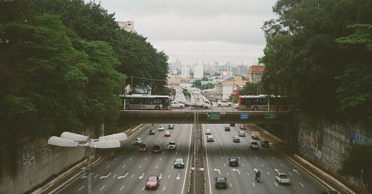 Is there public transportation from Central Shiraz to Persepolis? - Busy road in megapolis in summer day