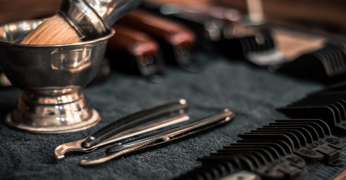 Keeping men's razor blades sharp for traveling - Gray Hand Tool