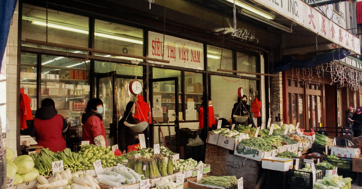 Local markets in Istanbul - People in Market