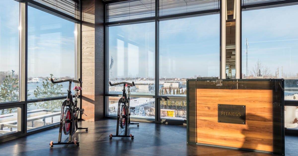 Lost property on Portuguese trains - Fitness machines and reception desk in modern sports club