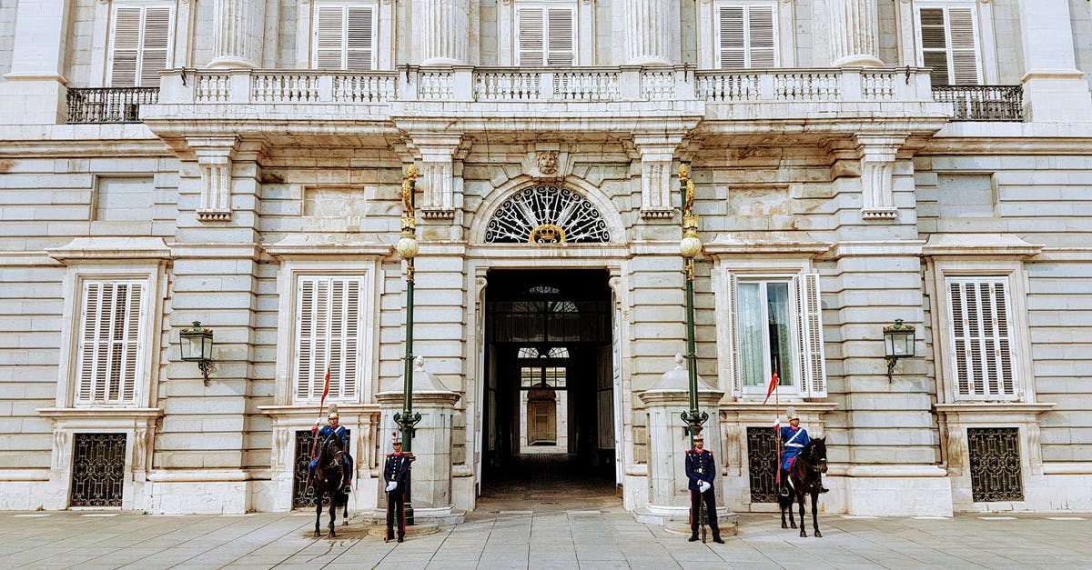 Madrid city pass - Guards Standing Near Building