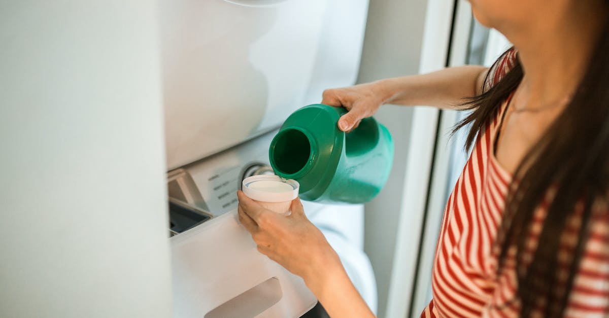 Non-biological laundry detergent available in the US? - 
A Woman Pouring Detergent