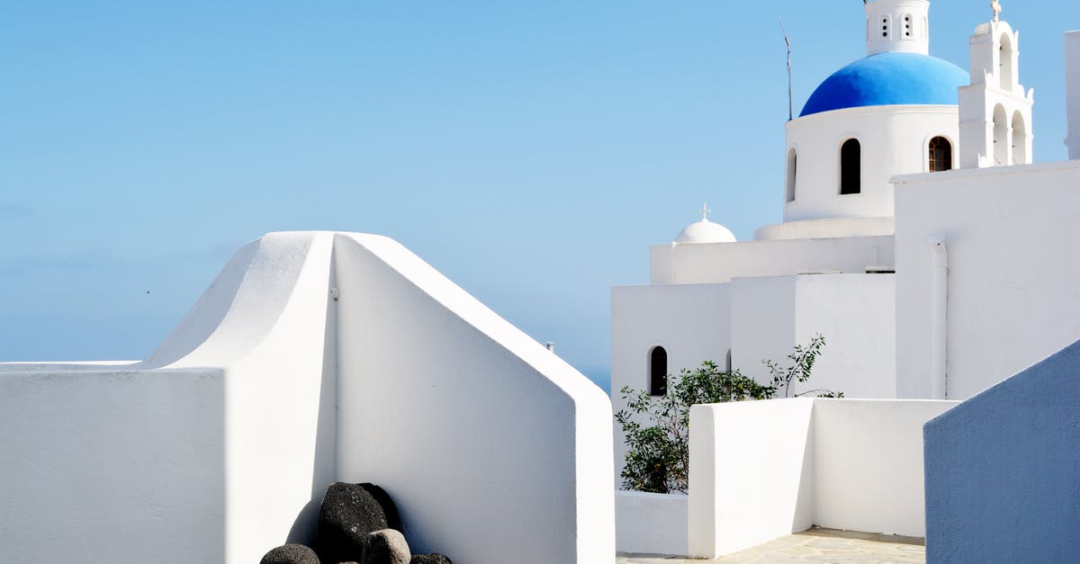 On what basis do the Greek authorities decide how long a passenger entering Greece will stay in quarantine? - White Dome Under Blue Sky