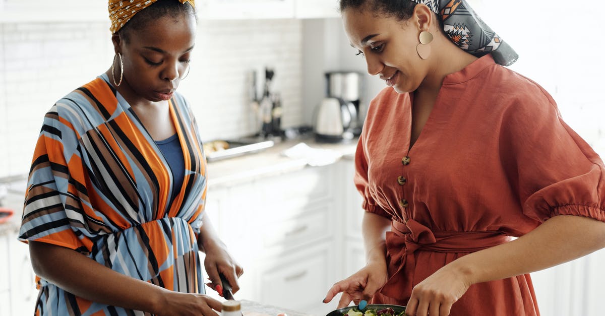 Preparing food yourself in hostels in Vienna? - Women Making a Salad