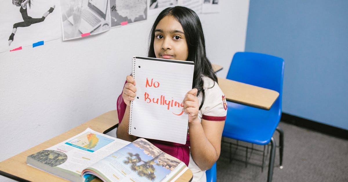 Ryanair's 2019 "small bag" allowance vs sizer (confusing) - Girl Showing a Message Written in a Notebook